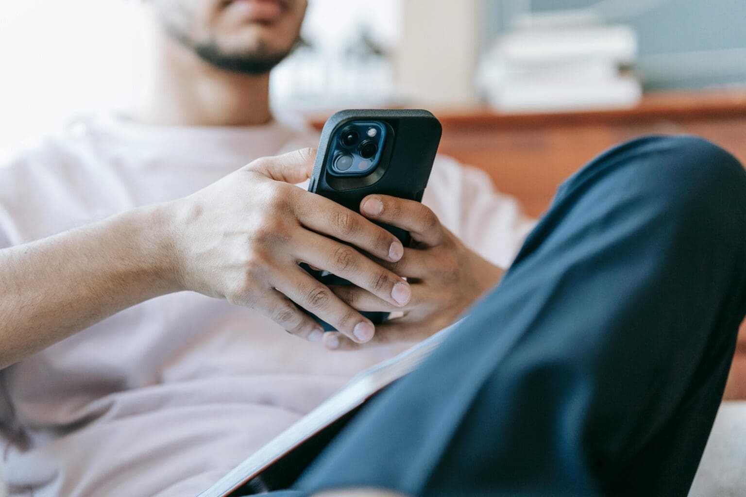 Why Do I Get Anxious When My Partner Doesn’t Reply?